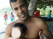 Homem morre ao ser baleado com o filho no colo na Rocinha