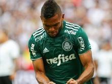 Em jogo tenso, Palmeiras vence Corinthians e fica perto do título