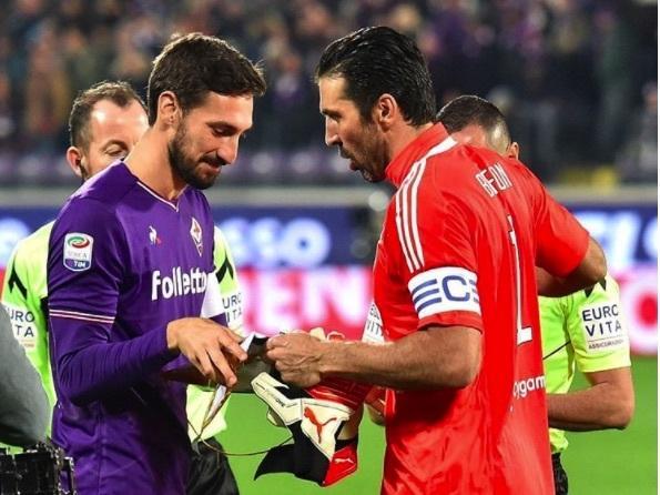 Futebol se emociona com morte de Astori e clube faz homenagens