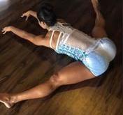 Gracyanne compartilha exercício de alongamento