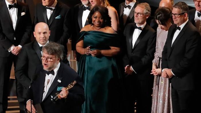 Elenco de "A forma da água" sobe no palco do Oscar para celebrar prêmio de Melhor Filme (Crédito: Lucas Jackson/Reuters)