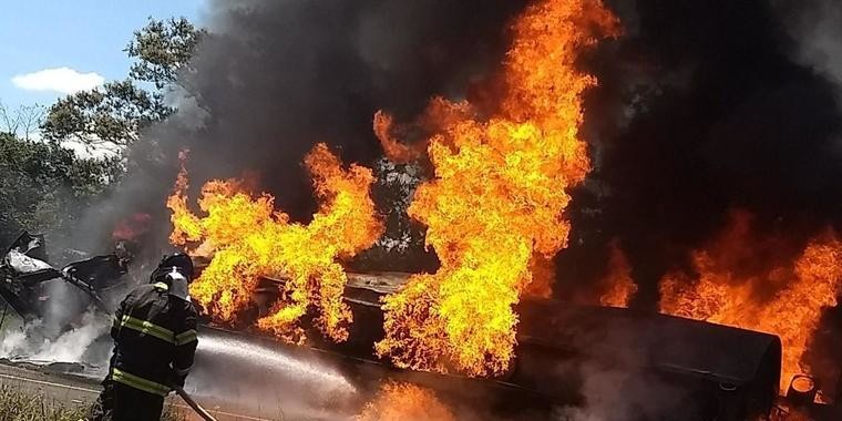 Caminhão com combustível tomba e é consumido por fogo em SP