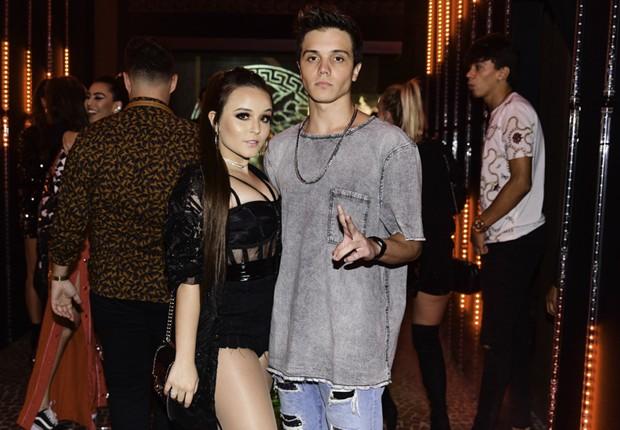 Larissa Manoela ousa com roupa sensual em aniversário de 