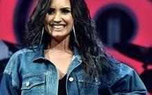 Solteira, Demi Lovato não descarta namorar mulheres