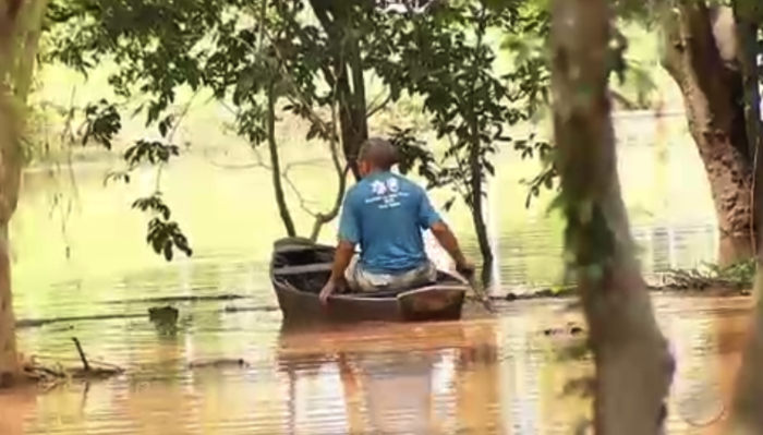 Morador anda de canoa em quintal de casa em Teresina (Crédito: Rede Meio Norte)