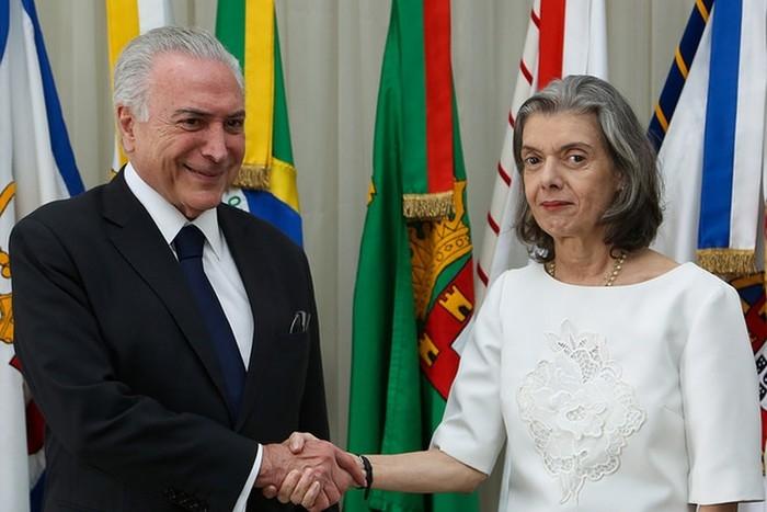 Temer passou a presidência para Cármen Lúcia
