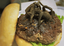 Restaurante oferece hambúrguer com recheio de aranha para clientes