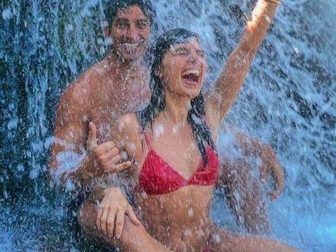 Grávida do 1º filho, Isis Valverde posta foto na web em cachoeira