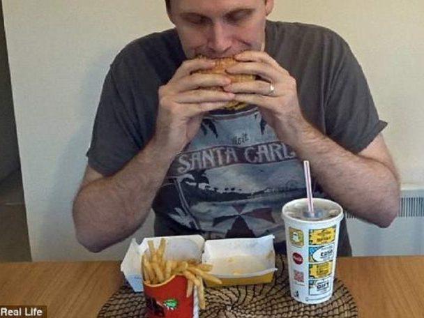 Youtuber emagrece 5 quilos comendo só sanduíche por uma semana