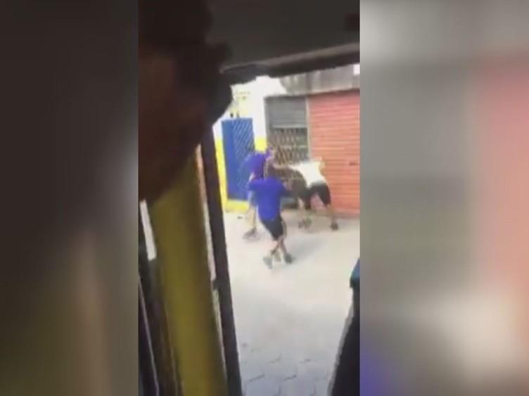 Motoristas se agridem após disputa por passageiros em SP