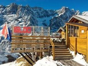 Turista embriagado escala montanha tentando encontrar hotel