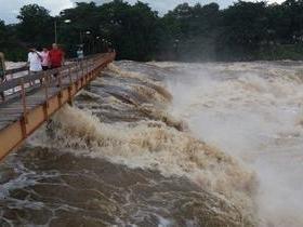 Passarela da Cachoeira do Urubu é interditada por bombeiros