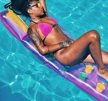 Ludmilla curte piscina e seguidor questiona: "Cadê parte de baixo?'