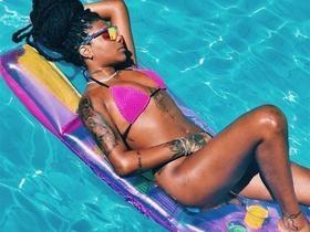 Ludmilla curte piscina e seguidor questiona: