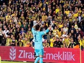 Técnico do Besiktas fica ferido em confusão e clássico é suspenso