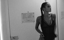Bruna Marquezine posa e deixa marquinha de biquíni à mostra
