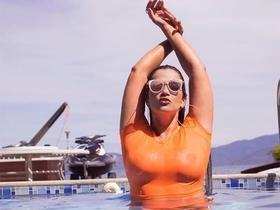 Fani usa blusa fina e deixa seios à mostra em clique na piscina