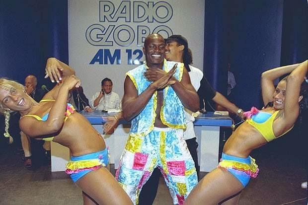Carla Perez dançado com Jacaré e Scheila Carvalho no auge do grupo
