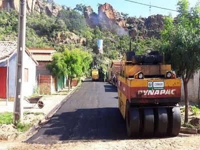 Evangelista Resende comemora o início do asfaltamento