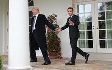 Mãos dadas, beijos e elogios chamam atenção entre Trump e Macron