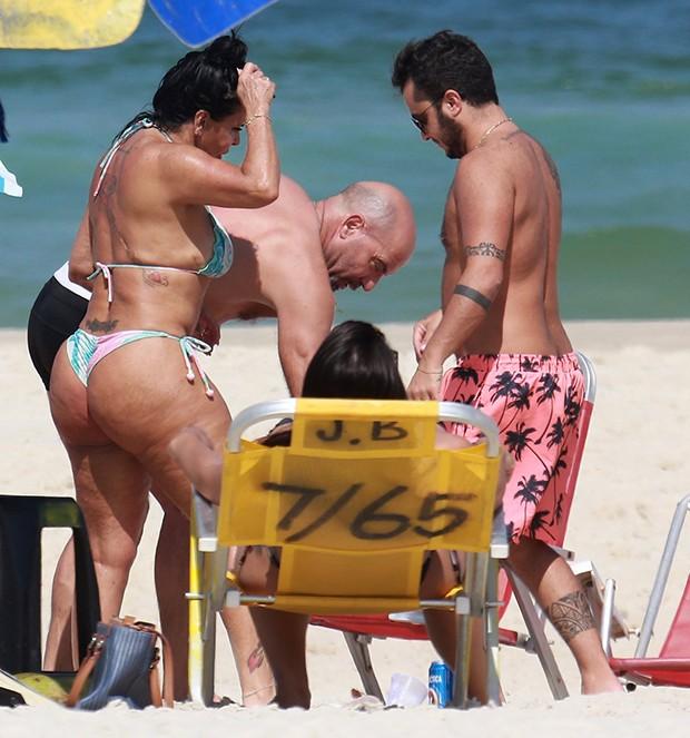 Thammy Miranda curte praia com Gretchen e a esposa Andressa