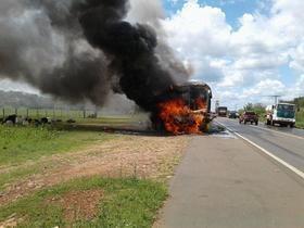 Ônibus fica totalmente destruído em incêndio.