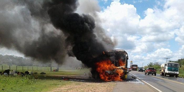 Ônibus fica totalmente destruído em incêndio.
