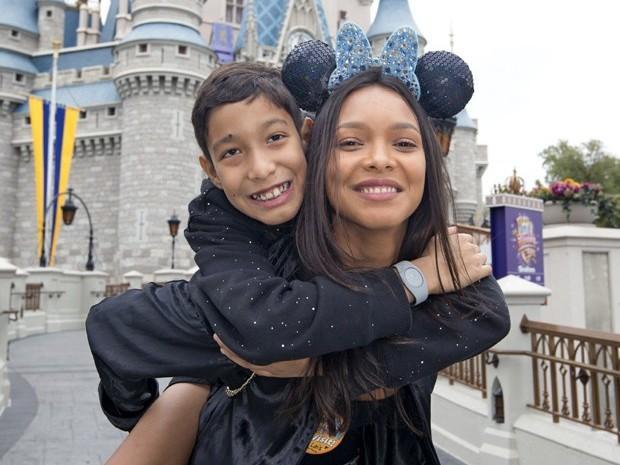 Laís Ribeiro curte férias com o filho e sua irmã na Disney; fotos!