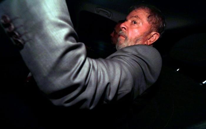 Lula chega a seu prédio, em São Bernardo do Campo, SP, na noite de quarta-feira, 4 de abril, durante julgamento de habeas corpus no STF  (Crédito: Paulo Whitaker/Reuters)