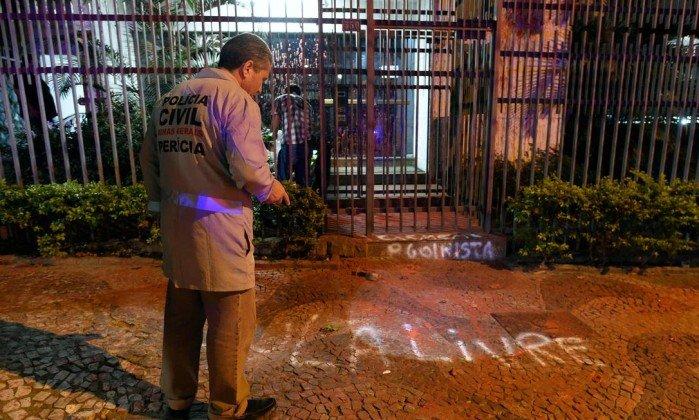 Manifestantes pintaram calçada na porta do prédio de Cármen Lúcia em Belo Horizonte (Crédito: DOUGLAS MAGNO / AFP)