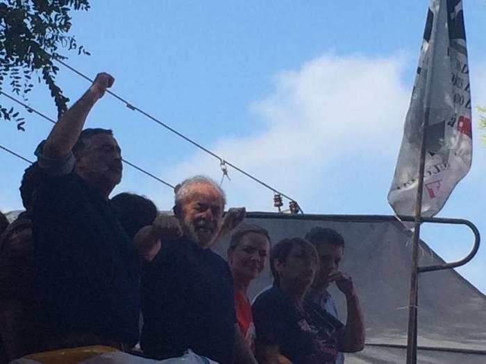 Lula sobe em palanque e acena para militantes em São Bernardo (SP)