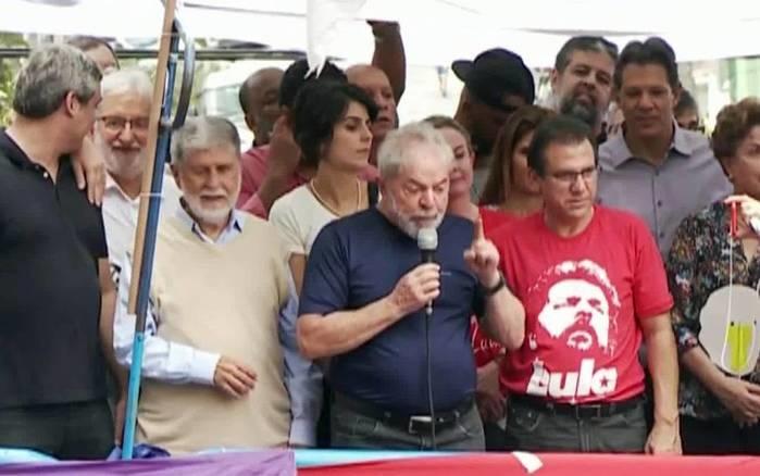 Lula fala pela primeira vez após ordem de prisão