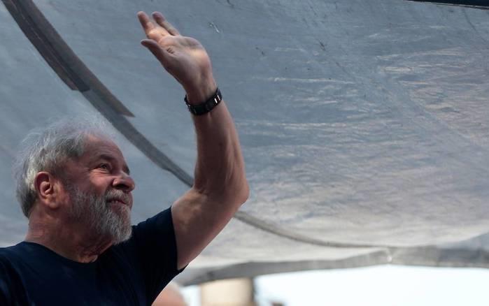 Lula diz que vai se entregar e provar sua inocência: 'Não estou escondido'