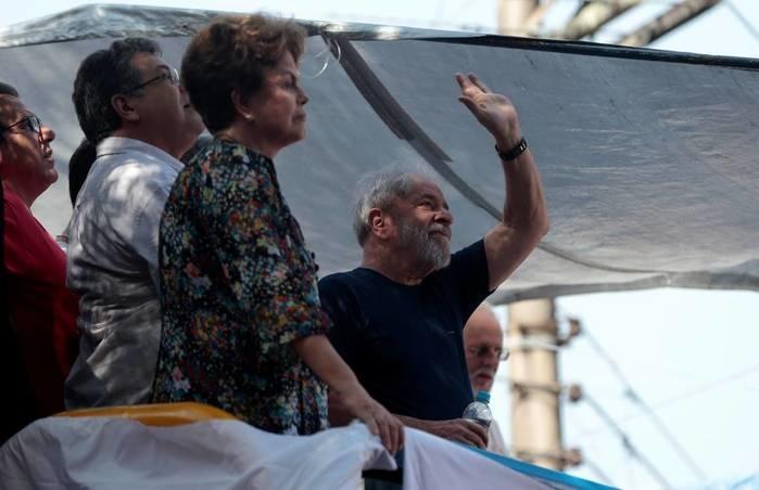 O ex-presidente Lula cumprimenta apoiadores ao lado da ex-presidente Dilma Rousseff em São Bernardo do Campo (Crédito: Leonardo Benassatto/Reuters)