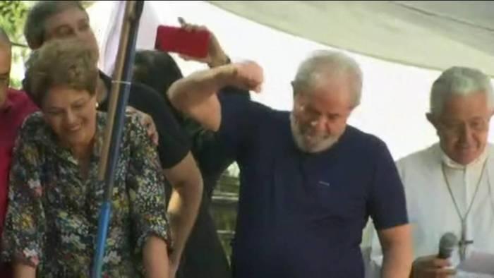 Lula recebe apoio de Dilma Rousseff durante missa em homenagem à Marisa Letícia