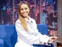 Sabrina Sato sofre acidente e fica com perna imobilizada; foto