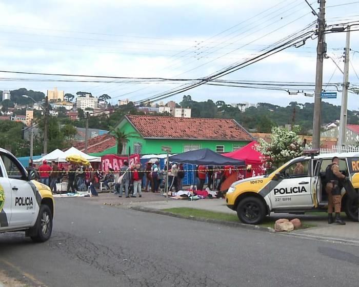 Militantes estão acampados nas proximidades da PF, atrás do bloqueio feito pela PM  (Crédito: Reprodução)