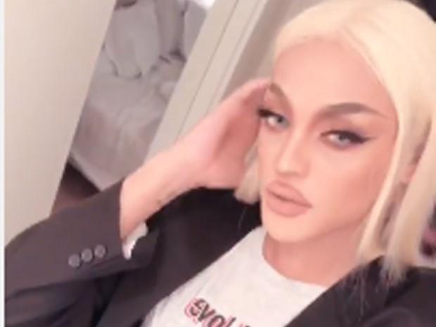 Pabllo Vittar ousa com look de cintura baixa e calcinha aparecendo
