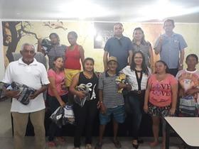 Prefeitura de Pimenteiras entrega kits para catadores do lixão