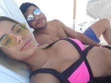 Anitta curte praia em Miami na companhia do marido Thiago Magalhães