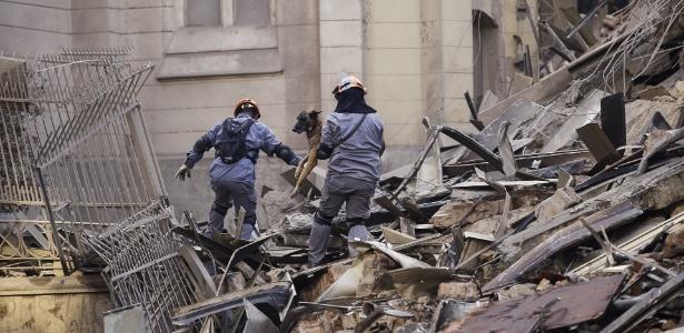Bombeiros trabalham no resgate de sobreviventes e corpos após desabamento de prédio (Crédito: reprodução)