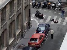 Homem é morto por políciais após esfaquear pessoas em rua de Paris
