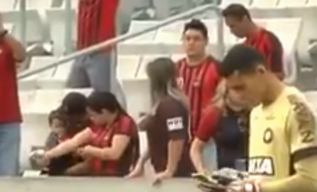 Goleiro usa celular durante jogo e surpreende; clube se explica