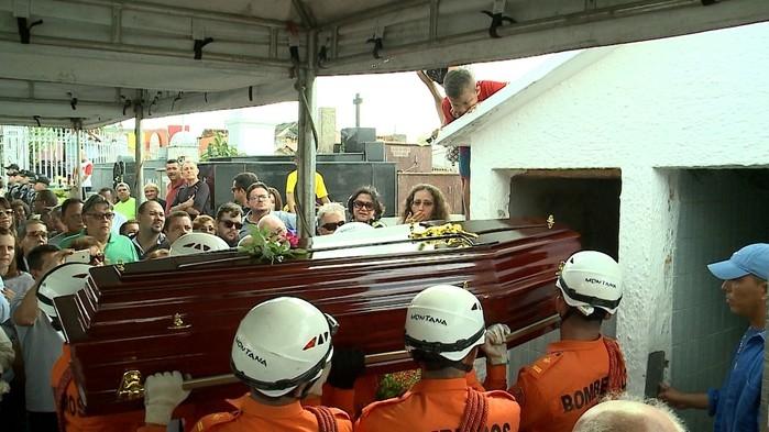 Ex-governador do Maranhão é enterrado (Crédito: Reprodução/TV Mirante))