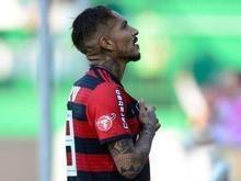 Suspenso por doping, Guerrero viaja para tentar resolver situação