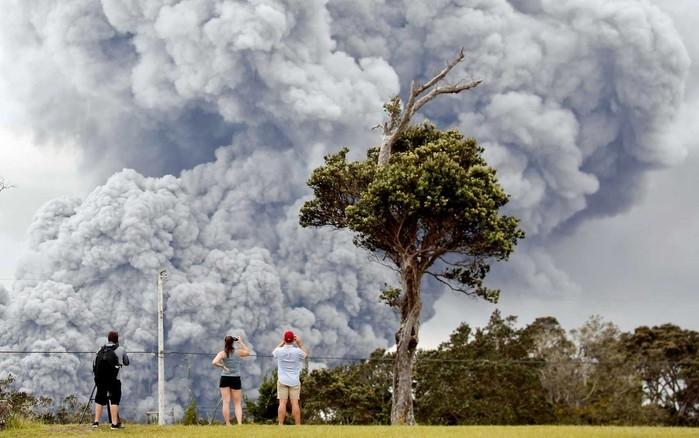 Pessoas observam cinzas da cratera do vulcão Kilauea, no Havaí (Crédito: Terray Sylvester / Reuters )