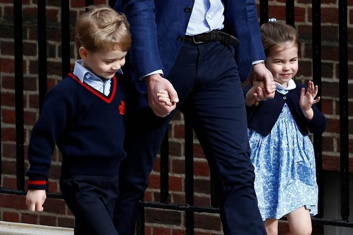 Charlotte e George chegam com o pai, o príncipe William, ao hospital para conhecer o irmão (Crédito: Henry Nicholls/Reuters)