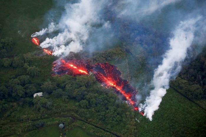 Lava abre uma fenda em meio à vegetação durante erupção do vulcão Kilauea, no Havaí, a leste da subdivisão Leilani Estates (Crédito: Terray Sylvester / Reuters )