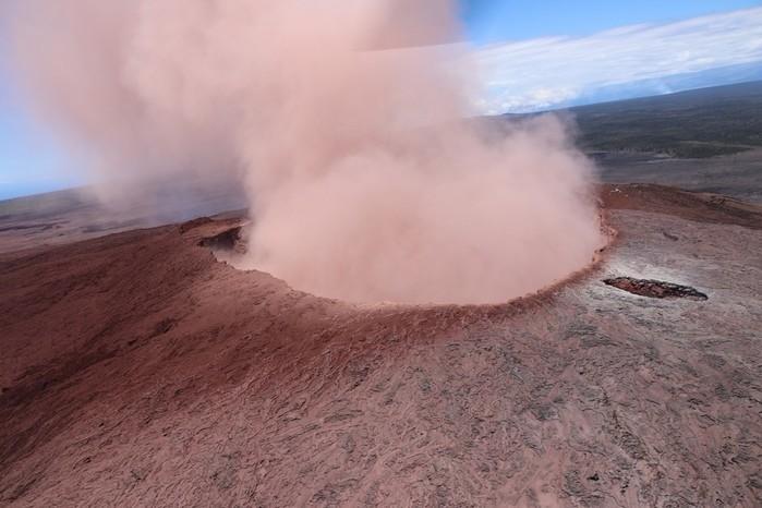 Cinzas do vulcão Kilauea, no Havaí, são vistas nesta sexta-feira (4) (Crédito: U.S. Geolgogical Survey via AP)