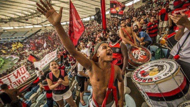 Com a torcida o elenco do Flamengo faz último treino (Crédito: Guito Moreto / Agência O Globo)